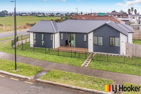 Photo of property in 2 Poutawa Lane, Clarks Beach, 2122