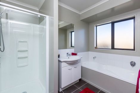 Photo of property in 2 Percy Kinsman Crescent, Riverstone Terraces, Upper Hutt, 5018