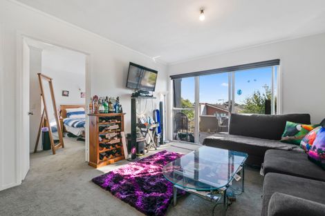 Photo of property in 2/309 Wairau Road, Totara Vale, Auckland, 0627