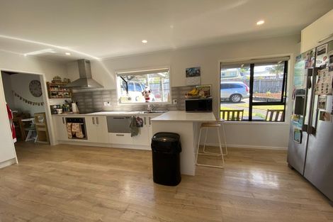 Photo of property in 4 Waiora Road, Stanmore Bay, Whangaparaoa, 0932