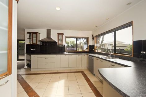 Photo of property in 19 Farquhar Road, Glendene, Auckland, 0602