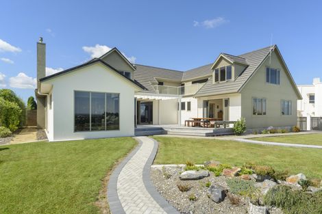 Photo of property in 27 The Strand, Fitzherbert, Palmerston North, 4410