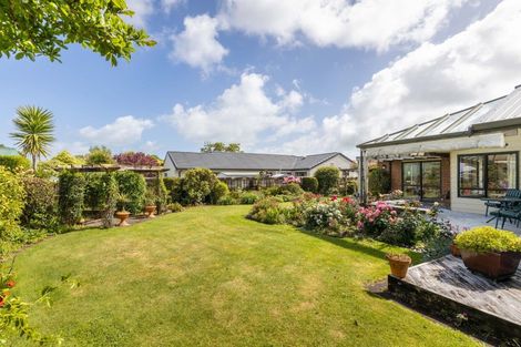 Photo of property in 16 Kinross Drive, Merrilands, New Plymouth, 4312