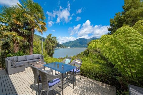 Photo of property in 135 Queen Charlotte Drive, Havelock, Picton, 7281