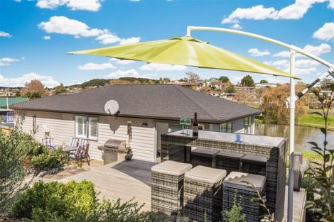 Photo of property in 6 Brownlee Place, Pukekohe, 2120