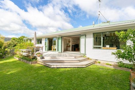 Photo of property in 8 Saint Johns Terrace, Tawa, Wellington, 5028
