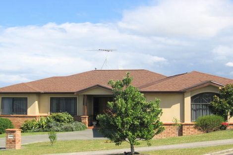 Photo of property in 18 Rising Parade, Fairview Heights, Auckland, 0632
