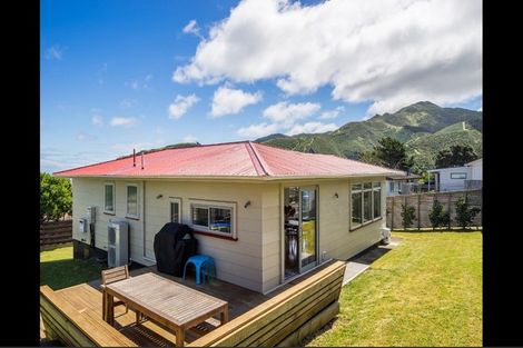 Photo of property in 30 Frobisher Street, Island Bay, Wellington, 6023