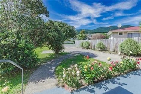 Photo of property in 8 Brazier Grove, Paraparaumu, 5032