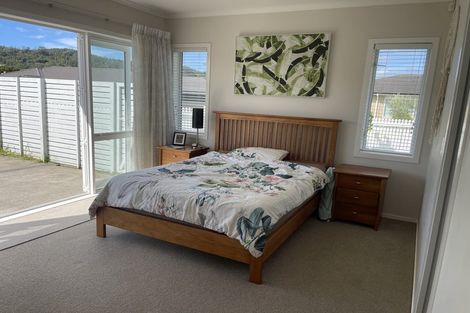 Photo of property in 18 Larmer Drive, Kumeu, 0810