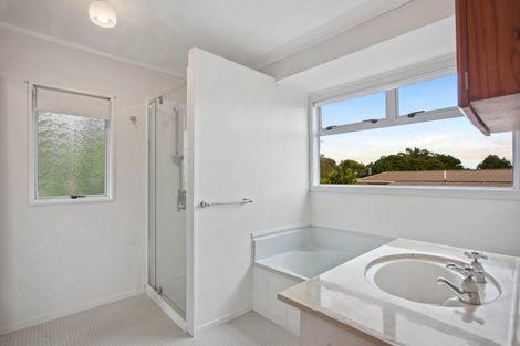 Photo of property in 16 Leaming Place, Clarks Beach, 2122