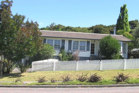 Photo of property in 61 Easton Park Parade, Glenfield, Auckland, 0629