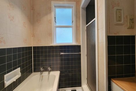 Photo of property in 28 Huntingdon Street, Northland, Wellington, 6012