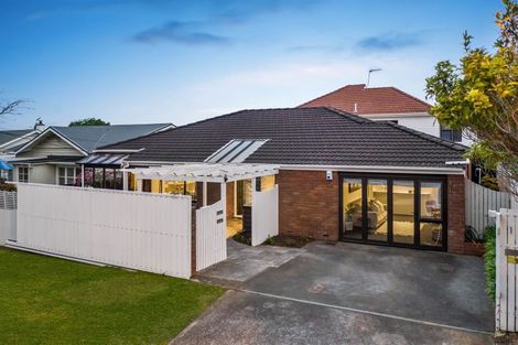 Photo of property in 1a Frieston Road, Milford, Auckland, 0620