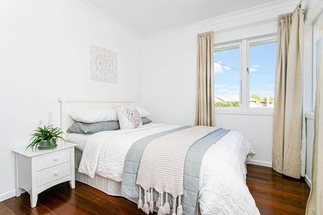 Photo of property in 28 Harbour View Road, Te Atatu Peninsula, Auckland, 0610