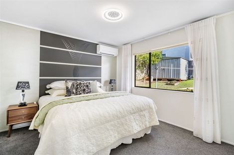 Photo of property in 17 Noeleen Street, Glenfield, Auckland, 0629