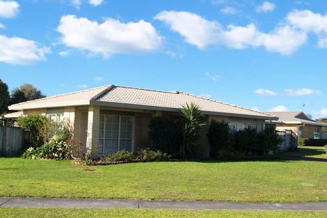 Photo of property in 16 John Lister Close, Golflands, Auckland, 2013