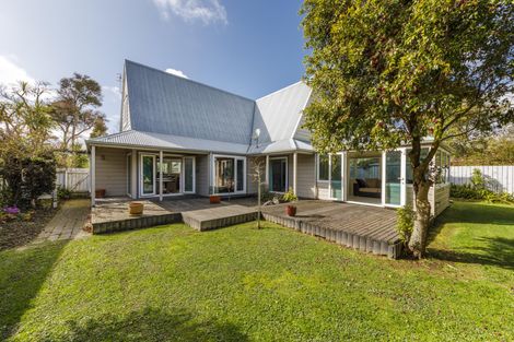 Photo of property in 27 Springdale Grove, Fitzherbert, Palmerston North, 4410