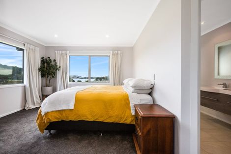 Photo of property in 17 Kepler Way, Aotea, Porirua, 5024