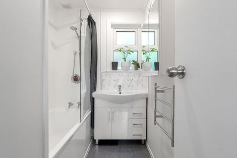 Photo of property in 123 Newlands Road, Newlands, Wellington, 6037