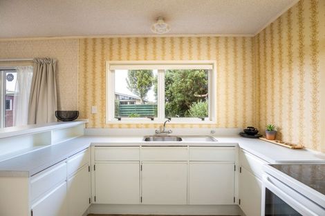 Photo of property in 42 Branch Road, Highlands Park, New Plymouth, 4312