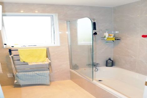 Photo of property in 62 Buscomb Avenue, Henderson, Auckland, 0610