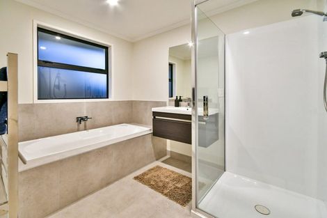 Photo of property in 16 James Elliot Way, Pokeno, 2402