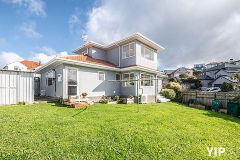 Photo of property in 1 Bennett Grove, Newlands, Wellington, 6037