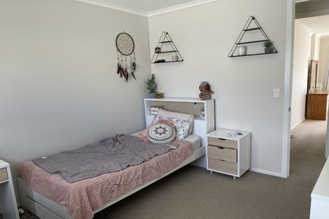 Photo of property in 18 Larmer Drive, Kumeu, 0810