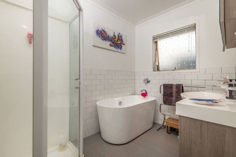 Photo of property in 37 Nui Mana Place, Te Atatu South, Auckland, 0610