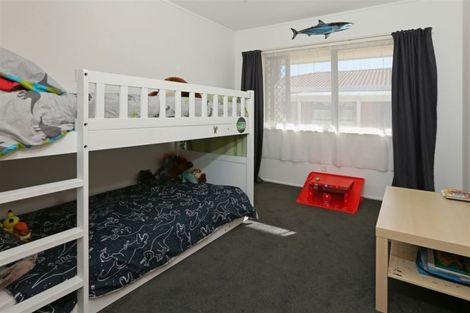 Photo of property in 3/98 Roberts Road, Te Atatu South, Auckland, 0610