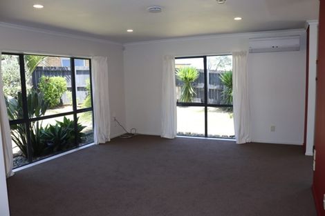 Photo of property in 33 Pitt Avenue, Clendon Park, Auckland, 2103