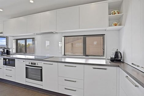 Photo of property in 11 Hilltop Lane, Mount Pleasant, Christchurch, 8081