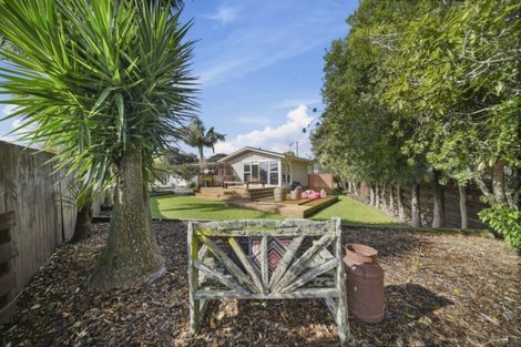 Photo of property in 17 Tupaki Place, Pakuranga Heights, Auckland, 2010