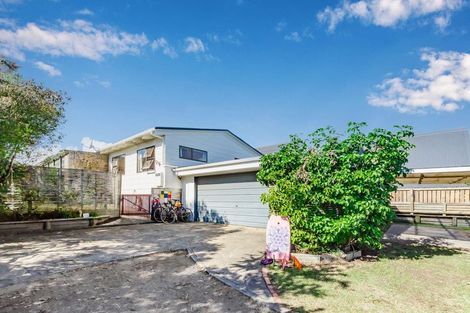 Photo of property in 27 Eruini Street, Waikanae Beach, Waikanae, 5036