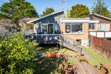 Photo of property in 2/309 Wairau Road, Totara Vale, Auckland, 0627