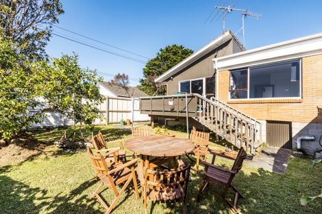 Photo of property in 2/309 Wairau Road, Totara Vale, Auckland, 0627