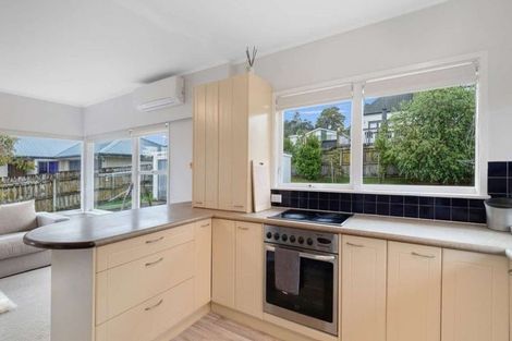 Photo of property in 2/8 Wykeham Place, Glenfield, Auckland, 0629