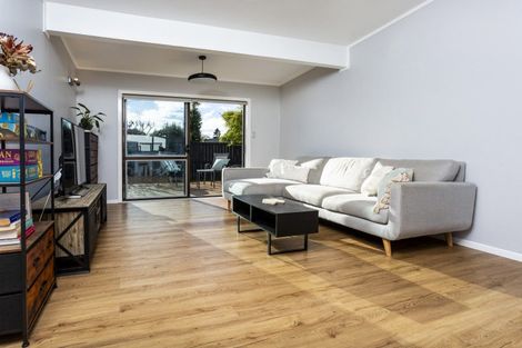 Photo of property in 2/7 Eskdale Road, Birkdale, Auckland, 0626