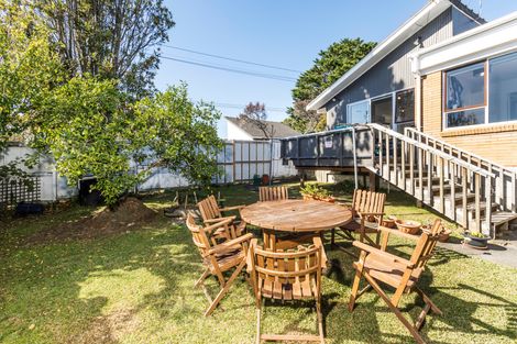 Photo of property in 2/309 Wairau Road, Totara Vale, Auckland, 0627