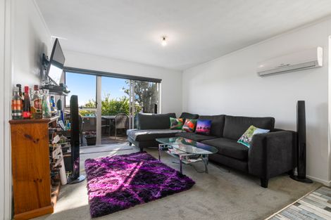 Photo of property in 2/309 Wairau Road, Totara Vale, Auckland, 0627