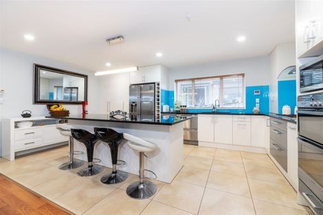 Photo of property in 92 Lake Panorama Drive, Henderson Valley, Auckland, 0612