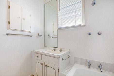 Photo of property in 30 Sylvan Crescent, Te Atatu South, Auckland, 0610