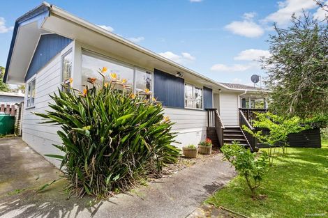 Photo of property in 2 Longreach Drive, Sunnyvale, Auckland, 0612