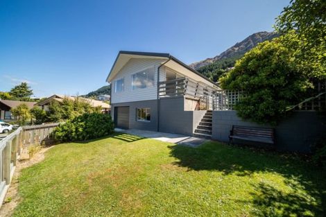 Photo of property in 22 Wynyard Crescent, Fernhill, Queenstown, 9300