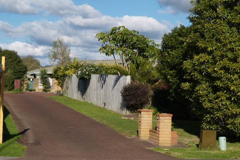 Photo of property in 8 John Lister Close, Golflands, Auckland, 2013