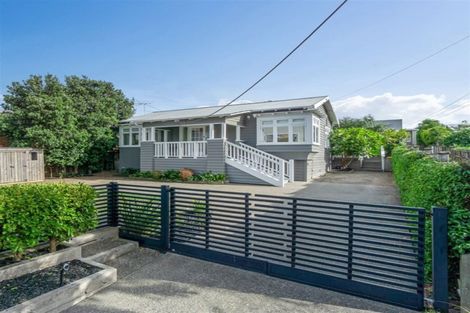 Photo of property in 30 Old Lake Road, Narrow Neck, Auckland, 0624