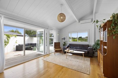 Photo of property in 12 Honnor Place, Hurdon, New Plymouth, 4310