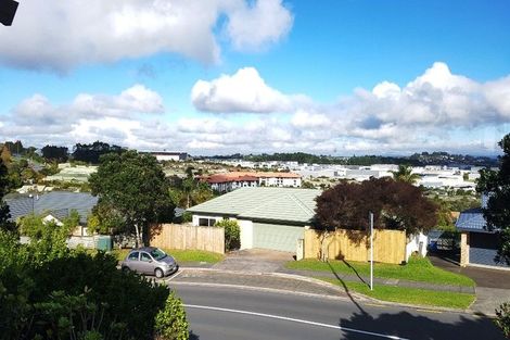 Photo of property in 2 Graham Collins Drive, Windsor Park, Auckland, 0632