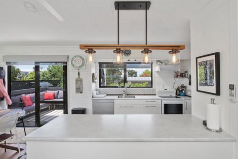 Photo of property in 3 Stella Drive, Clarks Beach, 2122